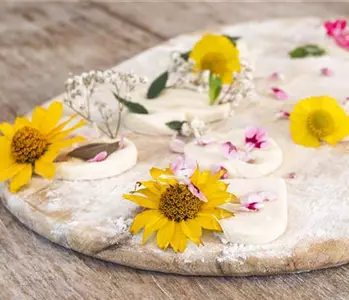 Blumenanhänger aus Salzteig – der Sommer wird bunt!