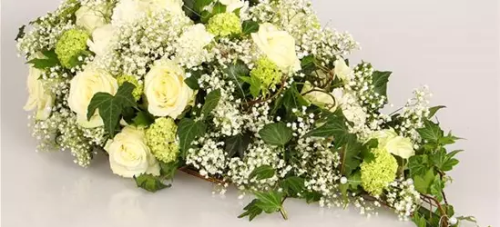 Sargbukett 'Weiße Rosen'