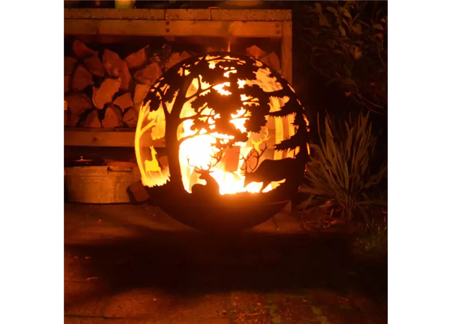 Feuerball aus Rost mit Waldmotiv