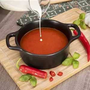 Scharfe Tomatensuppe mit Kokosmilch