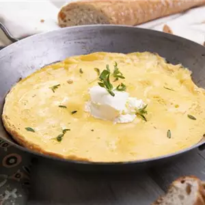 Omelett mit frischem Bohnenkraut und Ziegenkäse