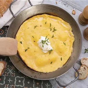 Omelett mit frischem Bohnenkraut und Ziegenkäse