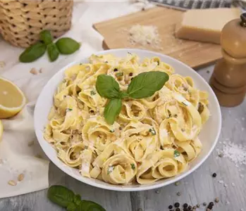 Tagliatelle mit Basilikum-Zitronen-Soße