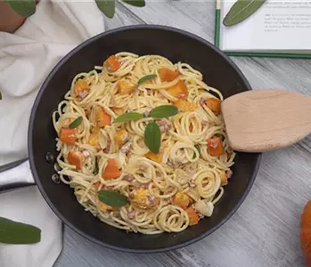 Spaghetti mit Salbei-Kürbissoße und Speck