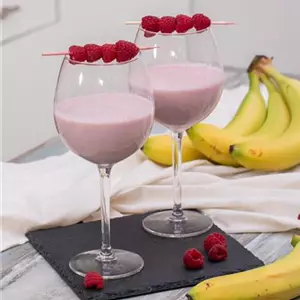 Fruchtiger Soja-Shake mit Banane und Himbeeren