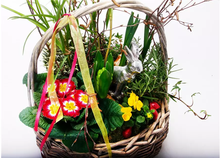 Osterkorb mit Frühlingsblühern und Deko-Hase