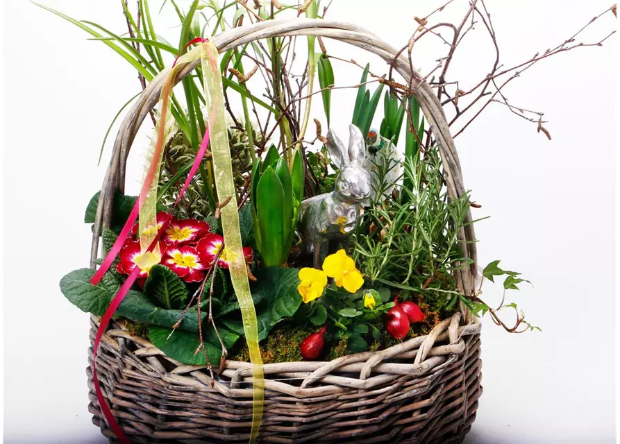 Osterkorb mit Frühlingsblühern und Deko-Hase