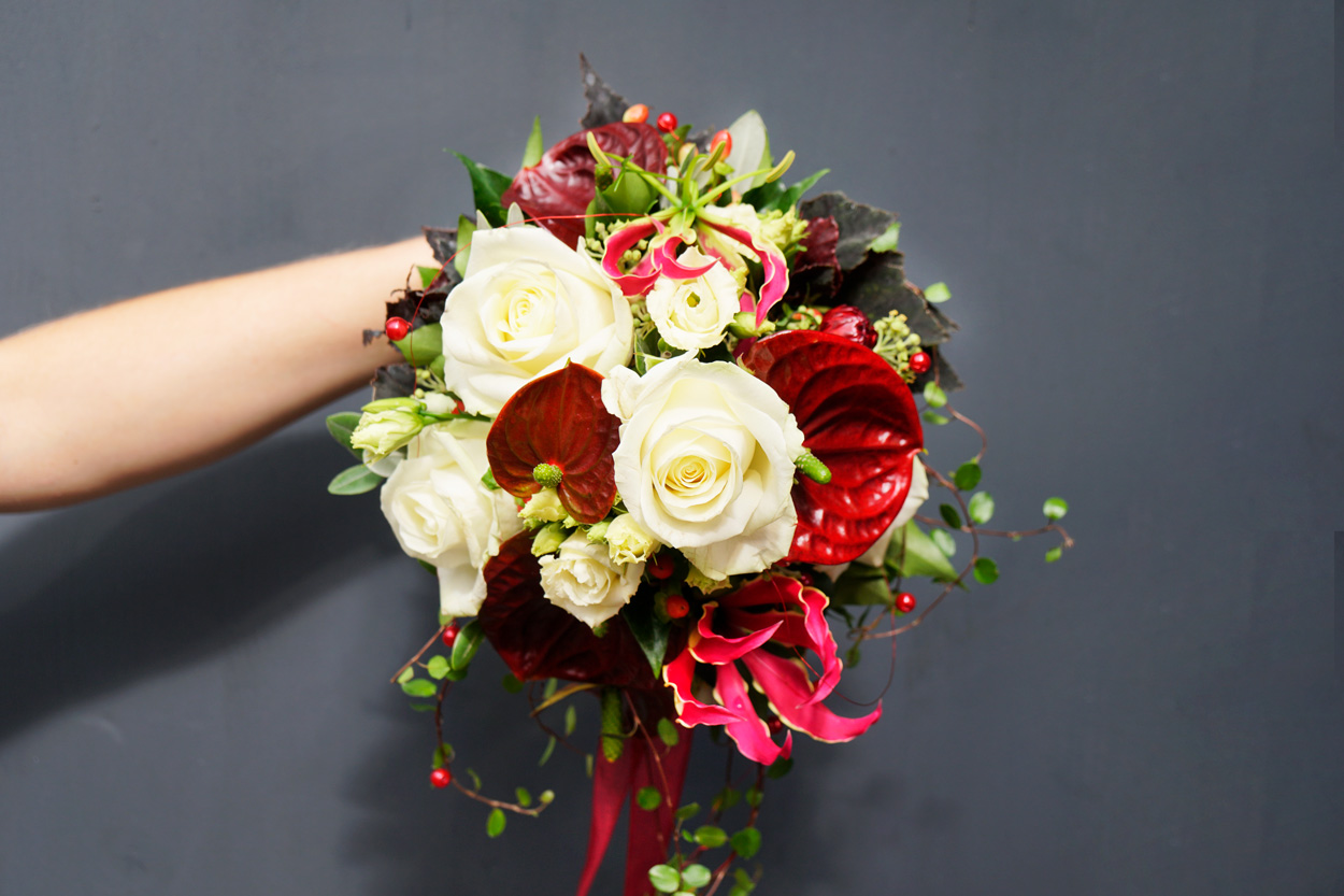 hochzeitsstrauss-weisse-rosen-anthurium-hochzeitsfloristik-gartencenter-kiefl-in-gauting-bei-muenchen.jpg