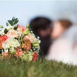 Kleine Blumenmädchen mit einer großen Aufgabe