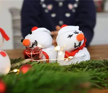 Einen Sockenschneemann basteln