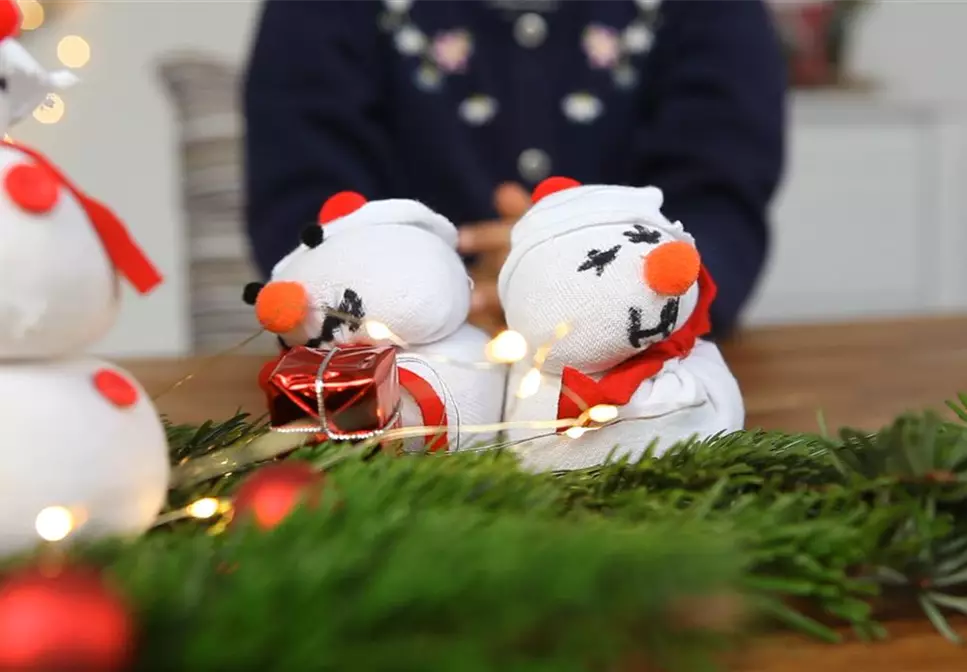 Einen Sockenschneemann basteln