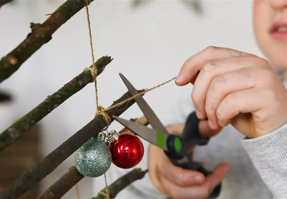 Ein Weihnachtsbaum aus Ästen