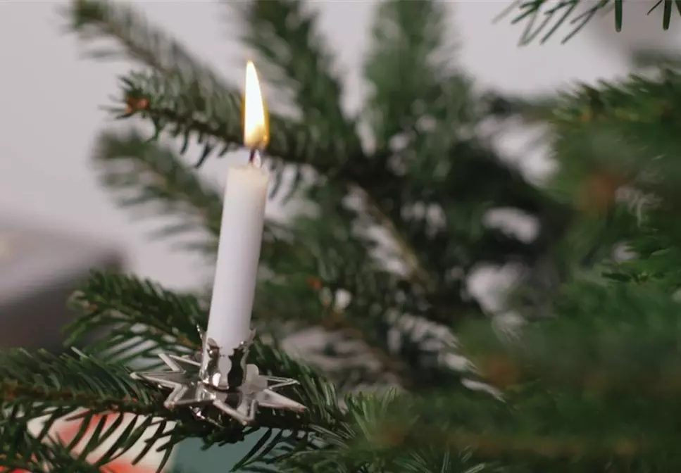 Einen Weihnachtsbaum brandsicher schmücken